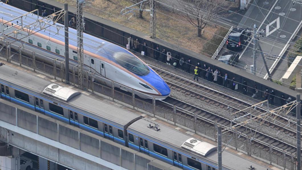 今天日本突然有3條新幹線發生大規模停駛，圖為其中一條卡在高架上。（圖／翻攝自X@voshans）
