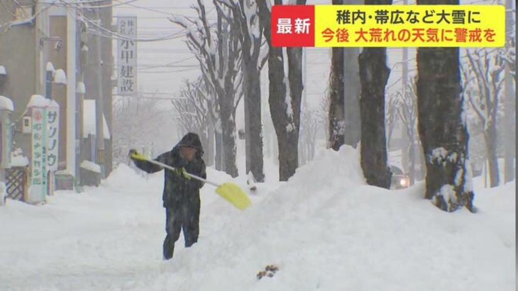 北海道降下大雪，積雪堆積在路旁，有居民正在剷雪。（圖／翻攝自HBC北海道放送）