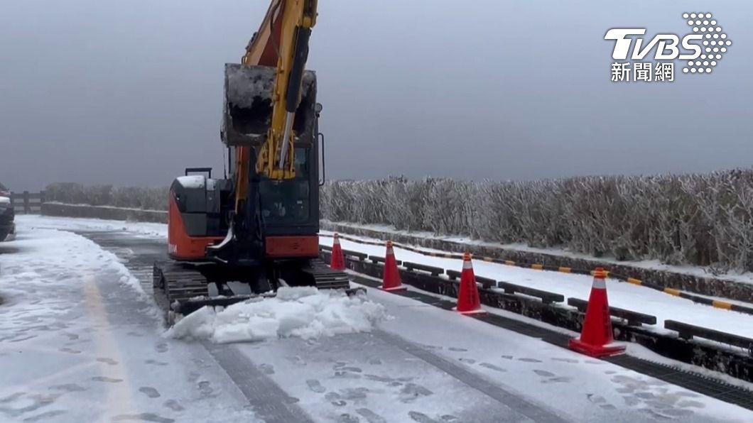 入冬最強寒流急凍全台，太平山出動推雪車剷除積雪。（圖／TVBS）.