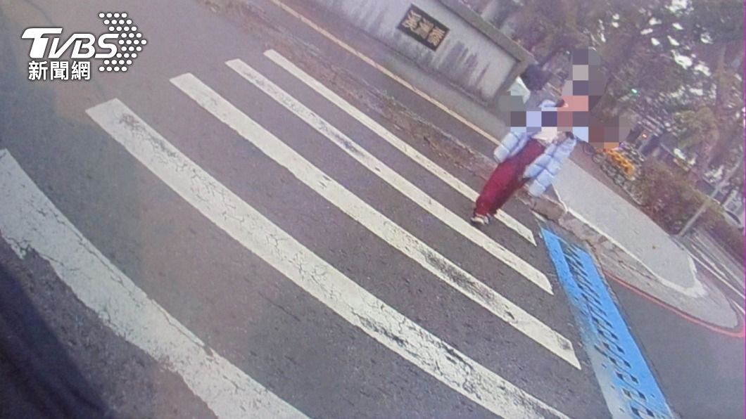 員警上前協助女童過馬路。（圖／TVBS）