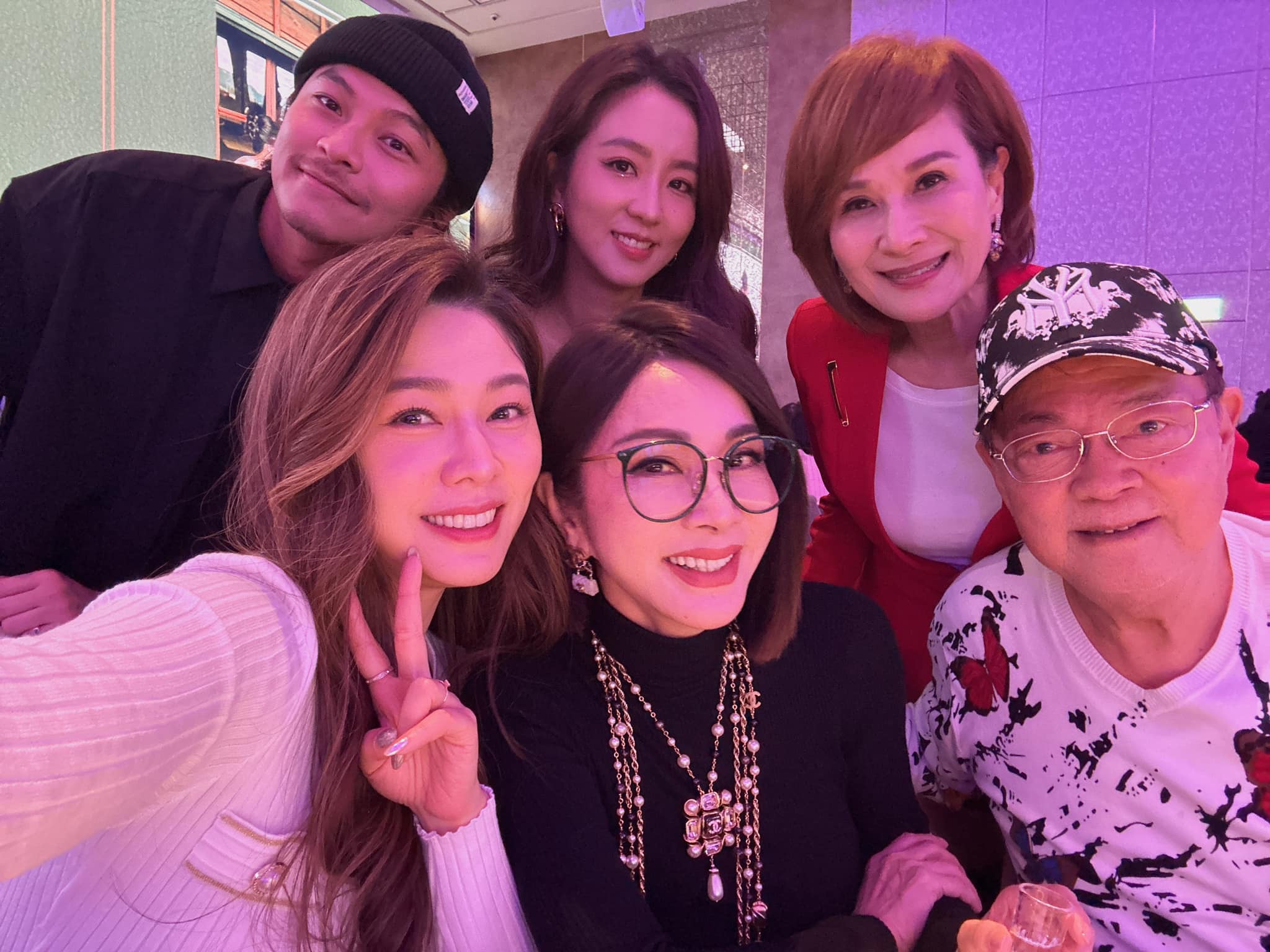 白家綺與陳美鳳、周曉涵、劉福助、向娃、楊銘威同框。（圖／翻攝自白家綺臉書）
