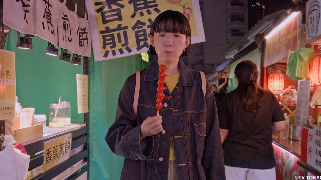 江口德子飾演的五月女惠逛高雄夜市。（圖／HamiVideo提供）