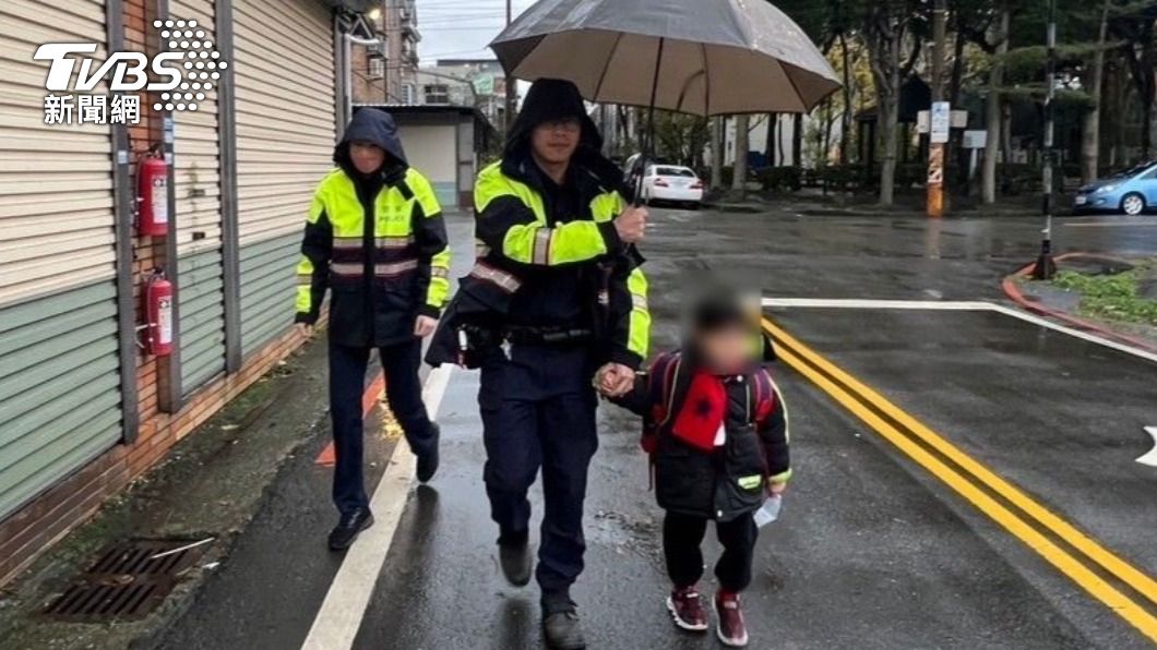 暖警帶著男童挨家挨戶查訪。（圖／TVBS）