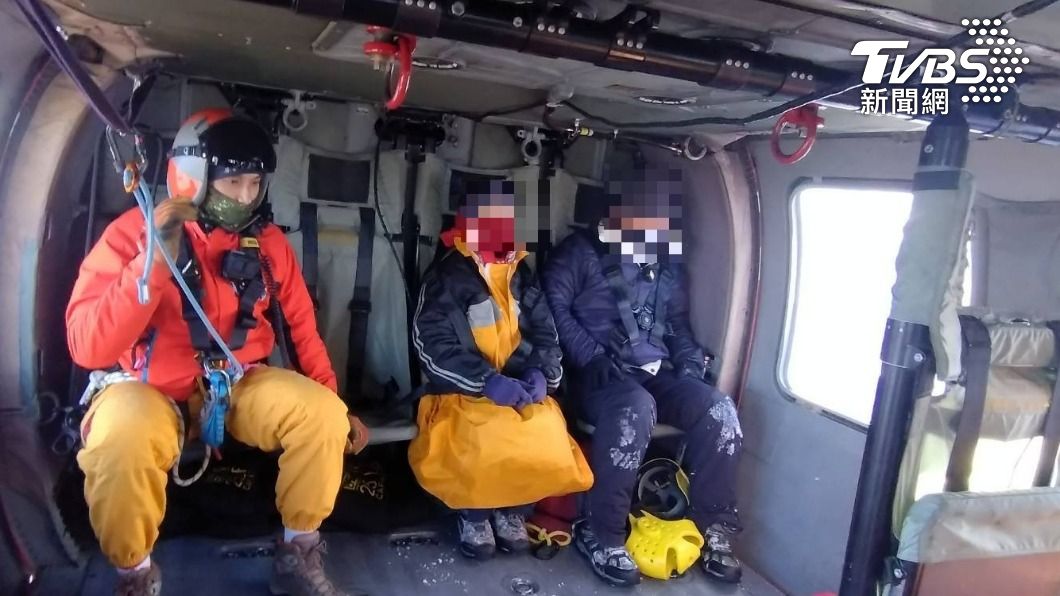 Hikers rescued by helicopter from Taichung mountains (TVBS News) Hikers rescued by helicopter from Taichung mountains