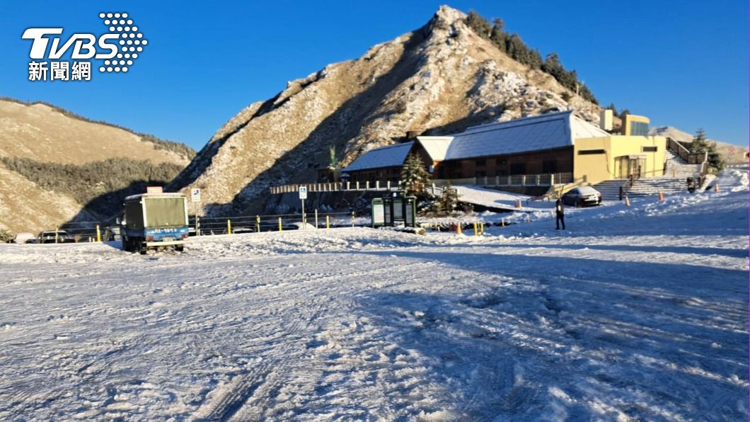 Mount Hehuan wows visitors with 10cm snow blanket (TVBS News) Mount Hehuan wows visitors with 10 cm snow blanket