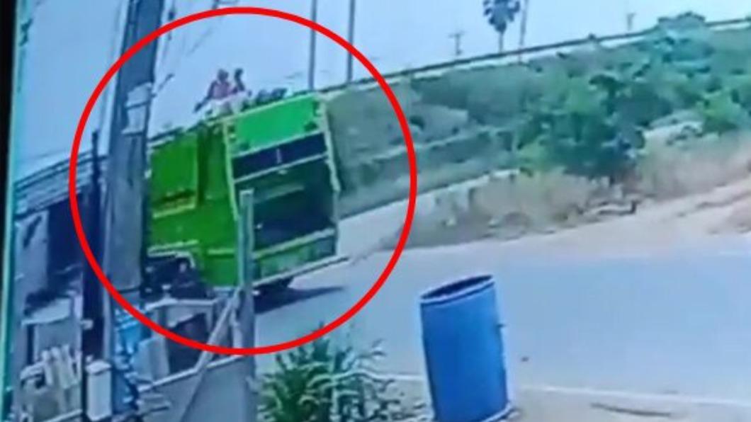 泰國有2名清潔員因為坐垃圾車車頂撞隧道而慘死。（圖／翻攝自Matichon）