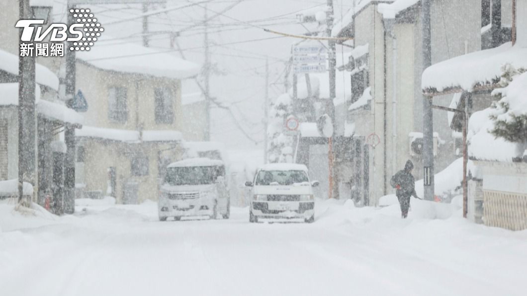 入冬最強寒流導致日本下起大雪。（圖／達志影像美聯社）