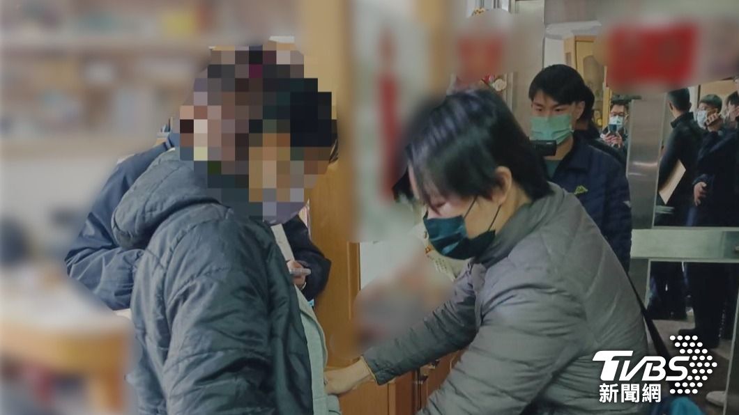 台南一名江姓婦人因財迷心竅，將醫師家中的保險箱密碼記下並變賣裡面的金牌獲利。（圖／TVBS）