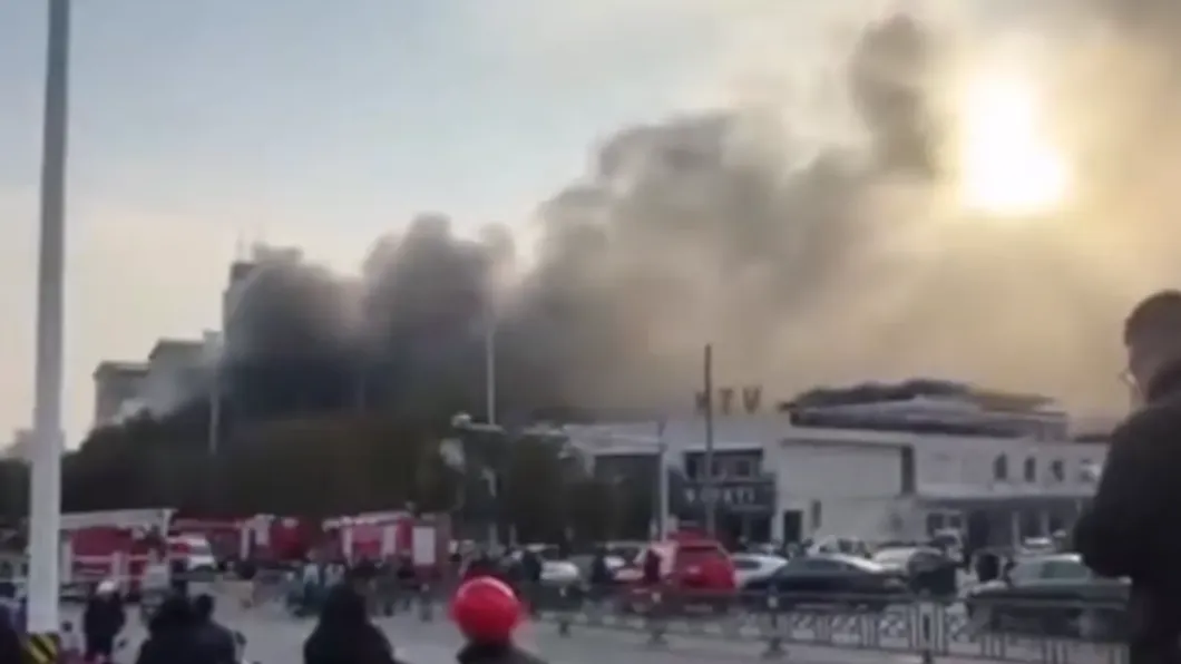 江西省渝水區商圈24日下午發生火災，燃燒伴隨的黑煙自遠處即可見。（圖／翻攝自微博）