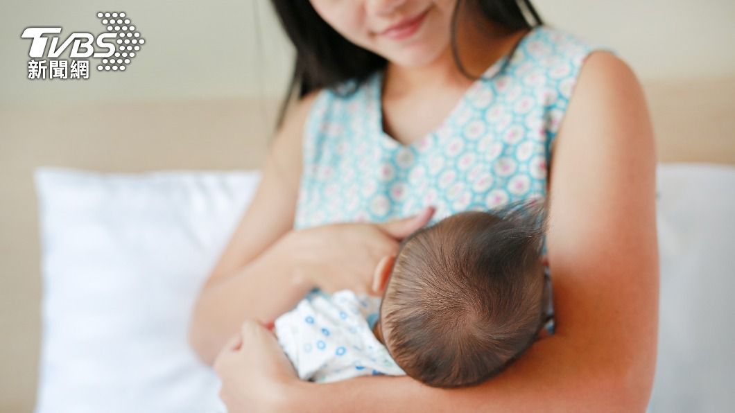 許多媽媽剛生完小孩，乳房會開始腫脹熱痛。（示意圖／shutterstock達志影像）