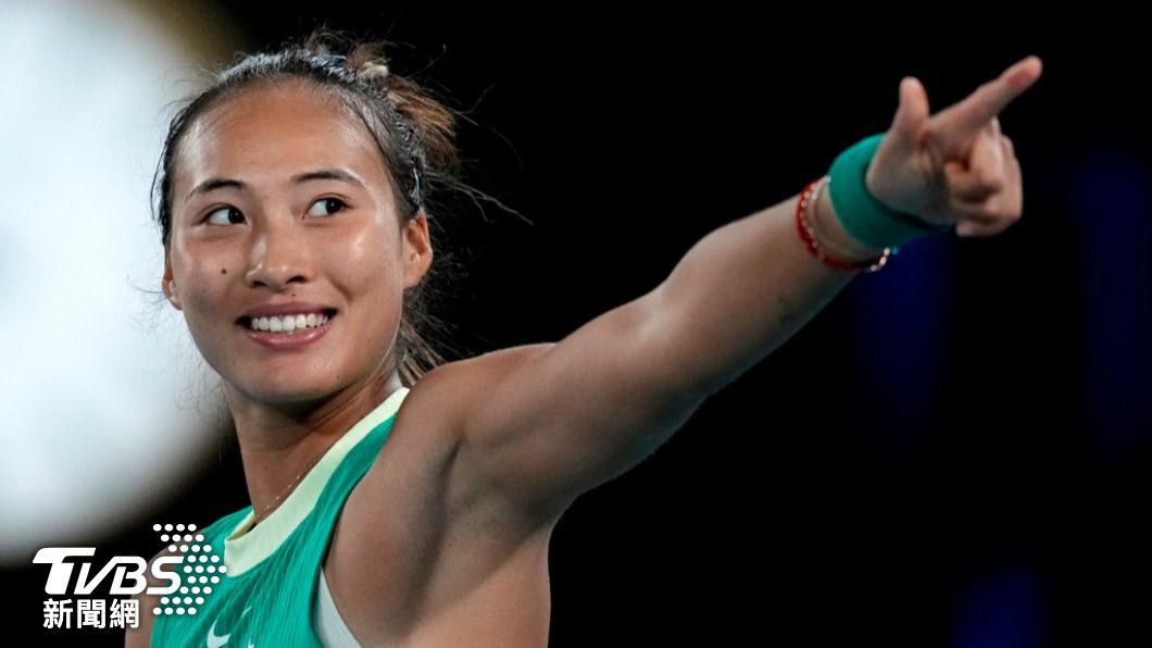 鄭欽文逆轉對手卡林斯卡婭，成為史上第四位晉級大滿貫半決賽的中國女網選手。（圖／達志影像美聯社）