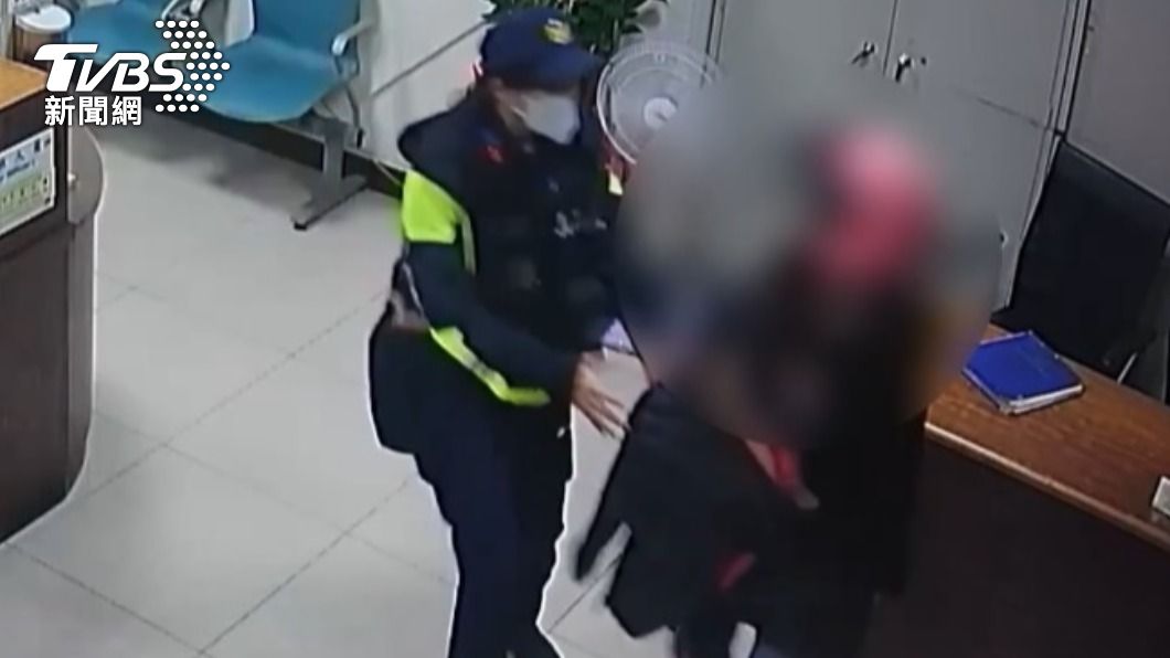 媽媽抱著發高燒的兒子尋求警方幫助。（圖／TVBS）