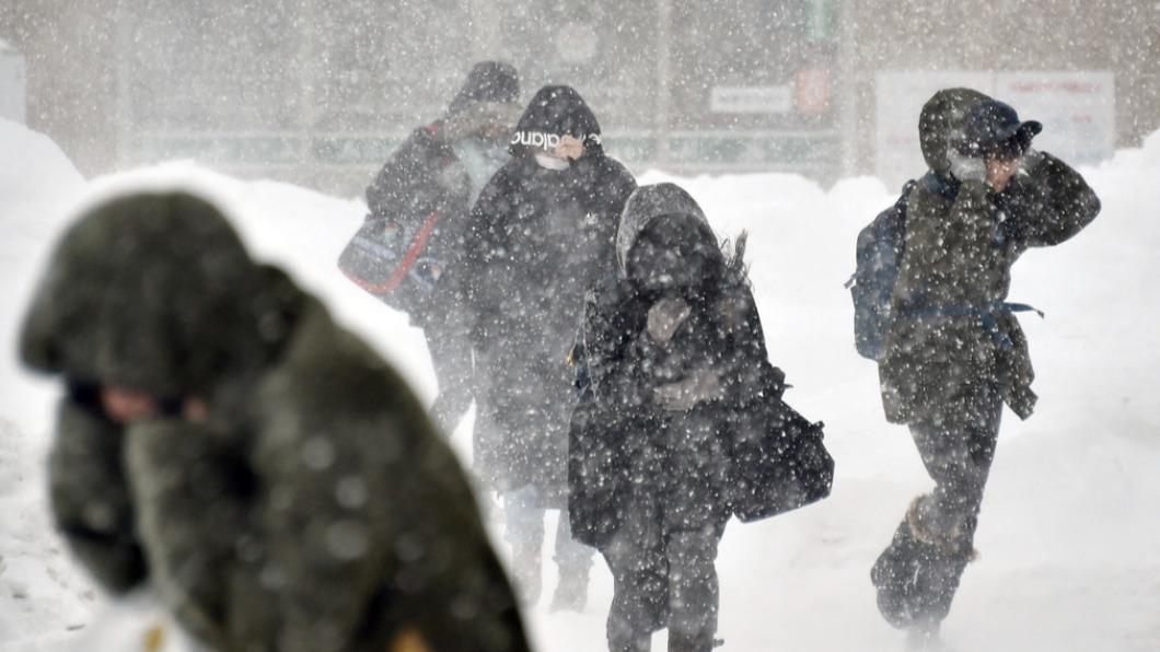 北海道居民在漫天大雪中行走。（圖／達志影像美聯社）