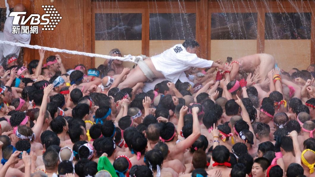 穿著丁字褲的男性將爭相觸碰神男。（圖／達志影像美聯社）