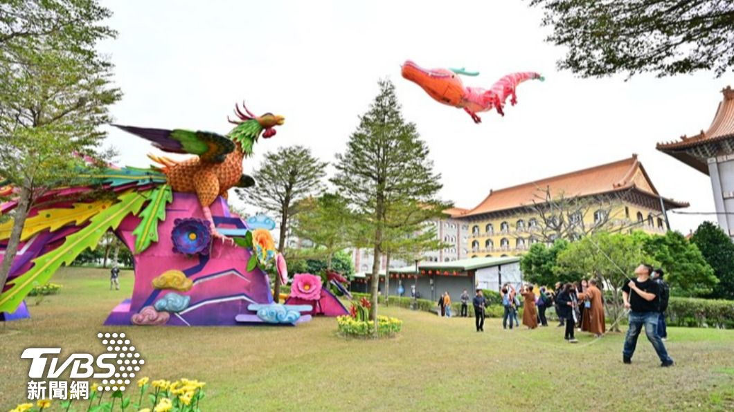20公尺祥龍在曼陀羅園的主燈「鳳凰展翅呈吉祥」飛舞。（圖／TVBS）