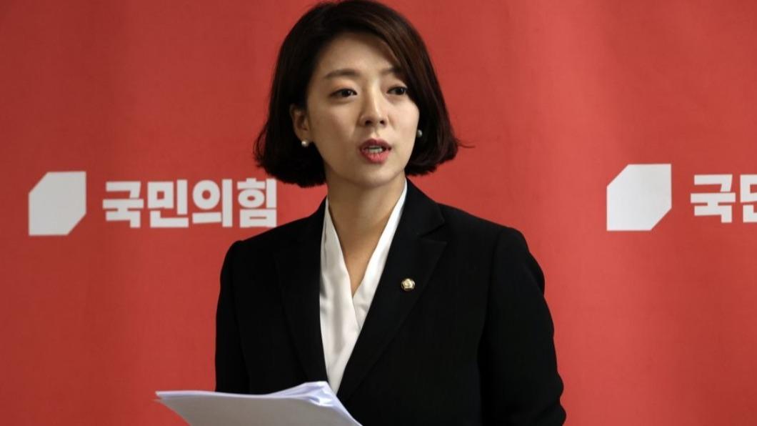 南韓國民力量黨女議員裴賢鎮今（25）日在首爾被人用石頭敲頭。（圖／翻攝自《韓聯社》）