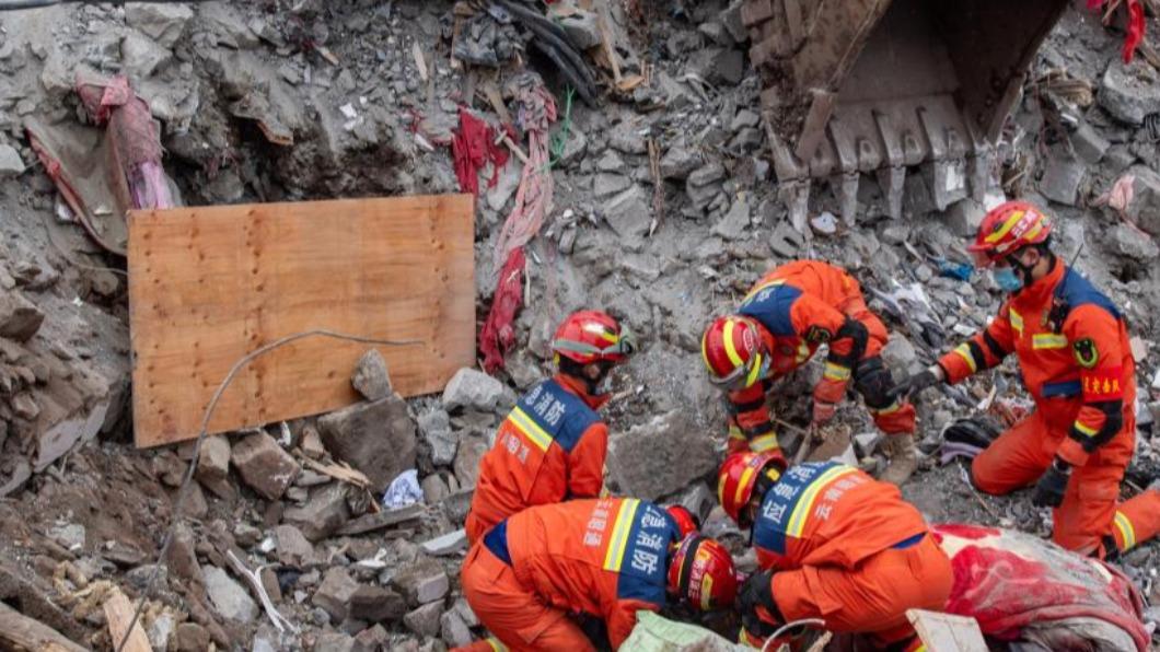 大陸雲南省鎮雄縣塘房鎮涼水村發生山坡地崩塌，造成44人罹難。（圖／翻攝新華社）