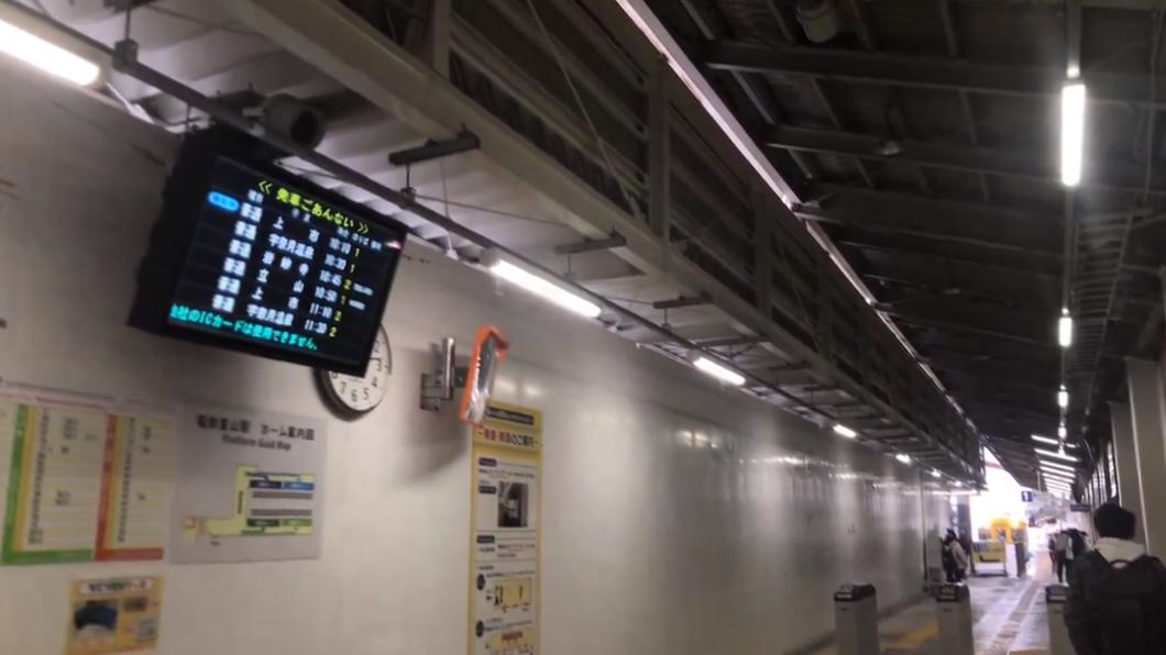 日本富山縣的電鐵富山車站的廣播系統忽然開始傳出誦經、敲缽聲。（圖／翻攝自@wa_naynu推特）