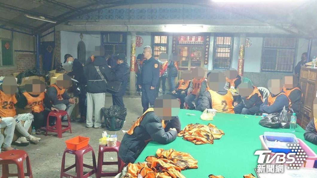 台南一間荒廢的三合院內藏匿九天牌賭場，警方凌晨攻堅一舉逮獲多名賭徒。（圖／TVBS）