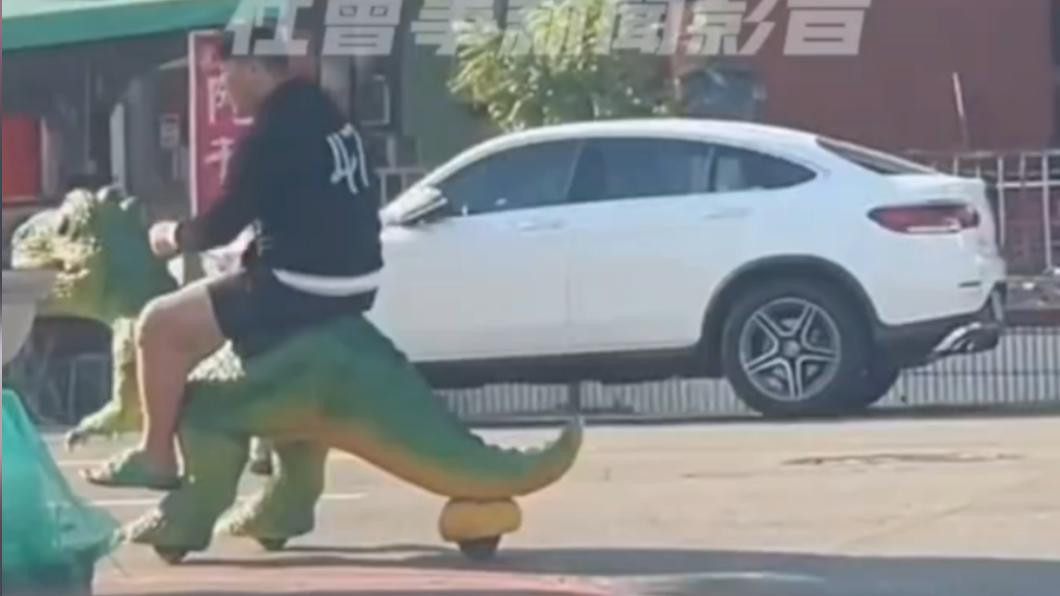 高雄市鳥松區街道上驚見一名「恐龍騎士」。（圖／翻攝自社會事新聞影音）