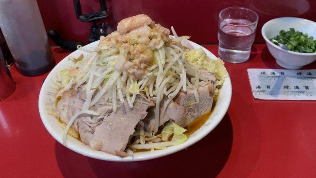 日本網紅一碗拉麵吃17分鐘被挨罵。（圖／翻攝自アカボシマシマシTV　Twitter）