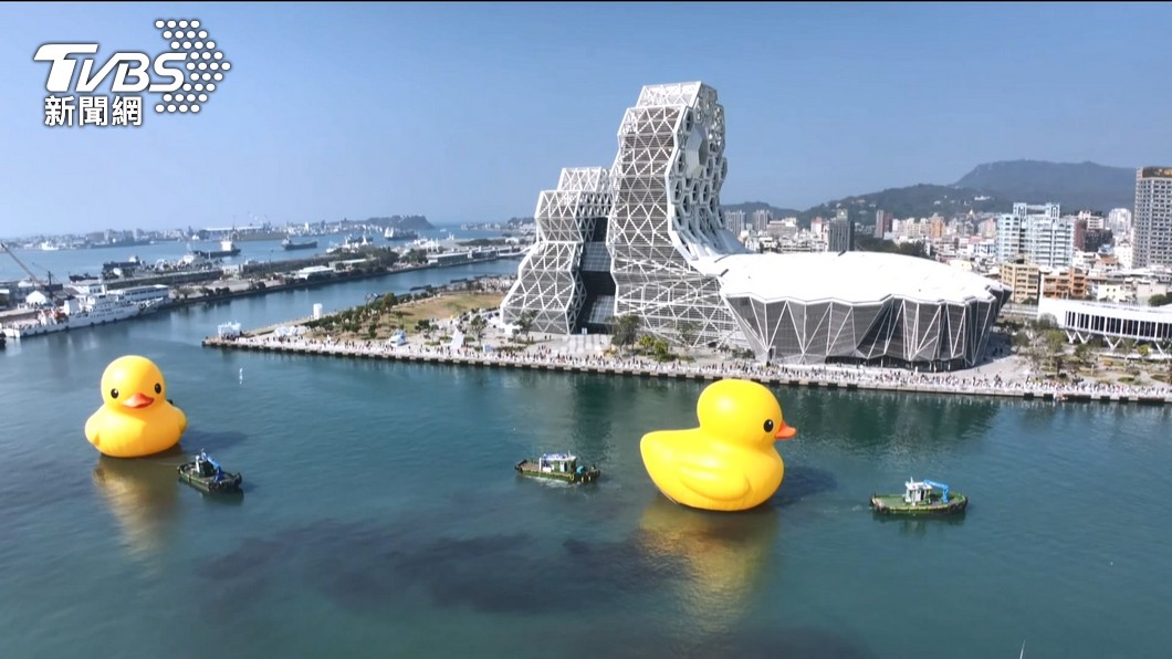 Giant rubber ducks draw 600K visitors in Kaohsiung return (TVBS News) Giant rubber ducks draw 600K visitors in Kaohsiung return