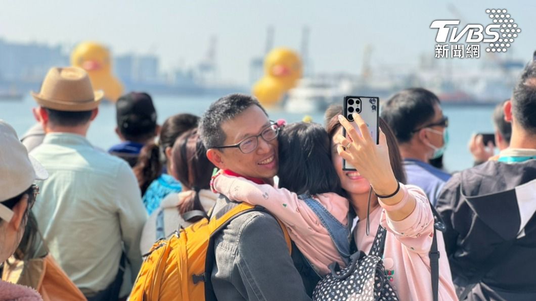 愛河灣睽違10年再度迎來黃色小鴨，掀起一波觀光熱潮。（圖／林雅婷攝）