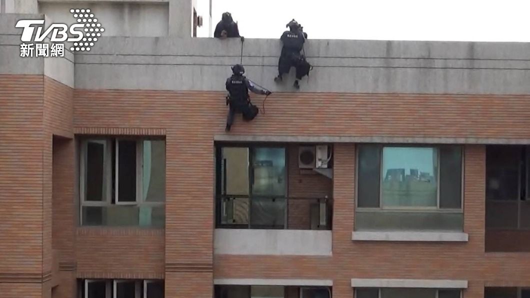 警方自15層高樓垂降，當場斬獲11名嫌疑人以及相關犯罪證物。（圖／TVBS）