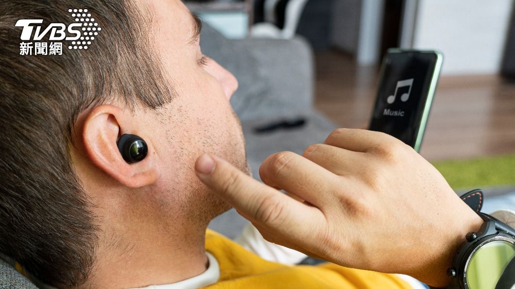 有名網友表示自己戴無線耳機久了，會引起不適感。（示意圖，非當事人／shutterstock達志影像）