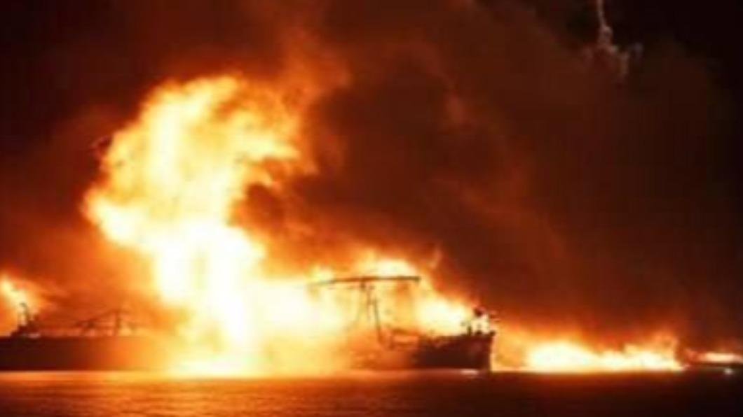 英國油輪遭到葉門叛軍襲擊，陷入火海。（圖／翻攝自Ｘ@Megatron_ron）