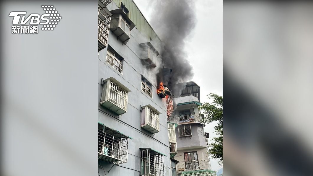公寓內傳出火警，火舌狂竄出窗戶，所幸未造成人員傷亡。（圖／TVBS）