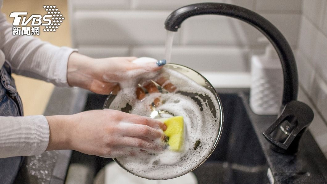 用洗碗精清潔雙手的行為相當不恰當。（示意圖／shutterstock達志影像）