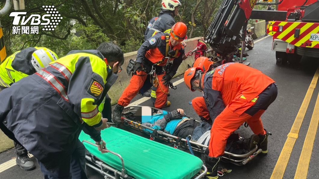 重機騎士自撞護欄翻落山坡被救起。（圖／TVBS）