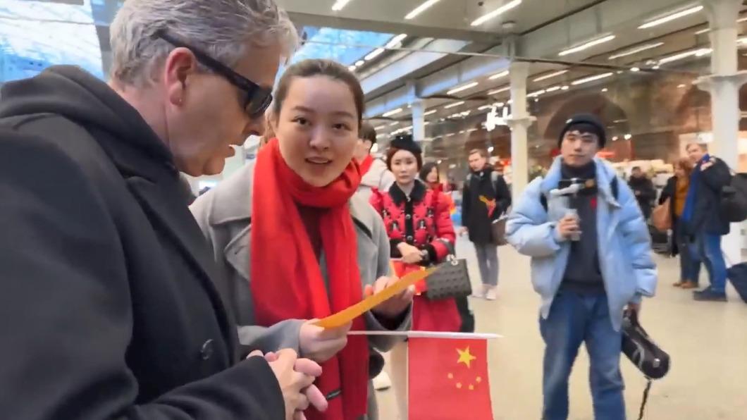 和英國鋼琴家卡瓦納槓上的中國遊客遭到網友肉搜出征。（圖／翻攝自Brendan Kavanagh YouTube）