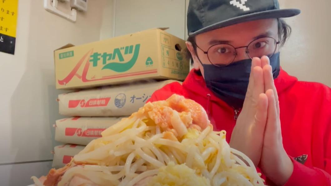 日本YouTuber「アカボシ」花17分鐘吃拉麵被罵。（圖／翻攝自YT「アカボシマシマシTV」）