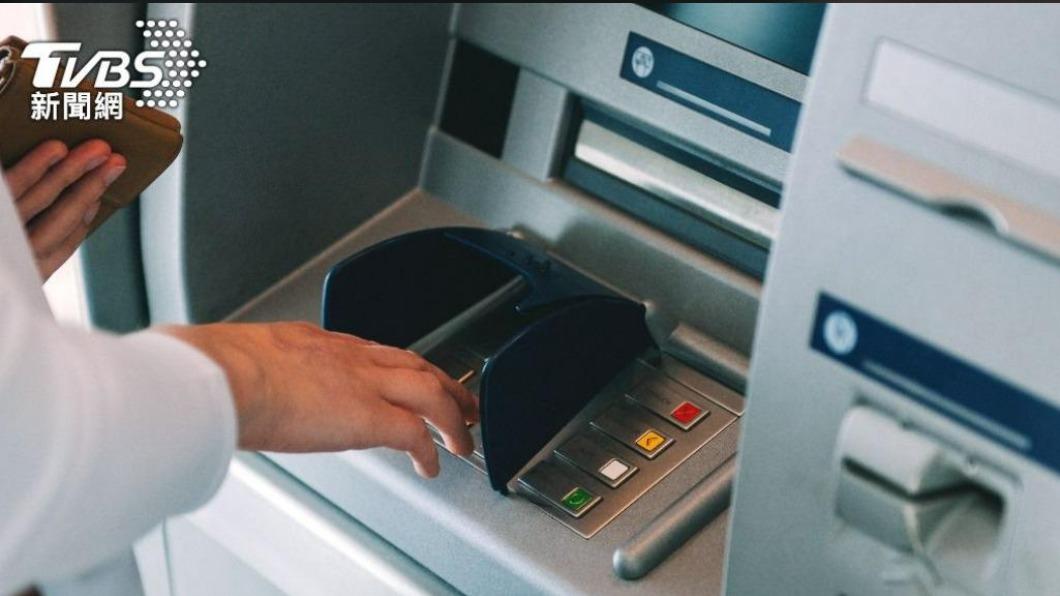 台北女在ATM前撿到錢卻未報案。（示意圖，非當事人／shutterstock達志影像）