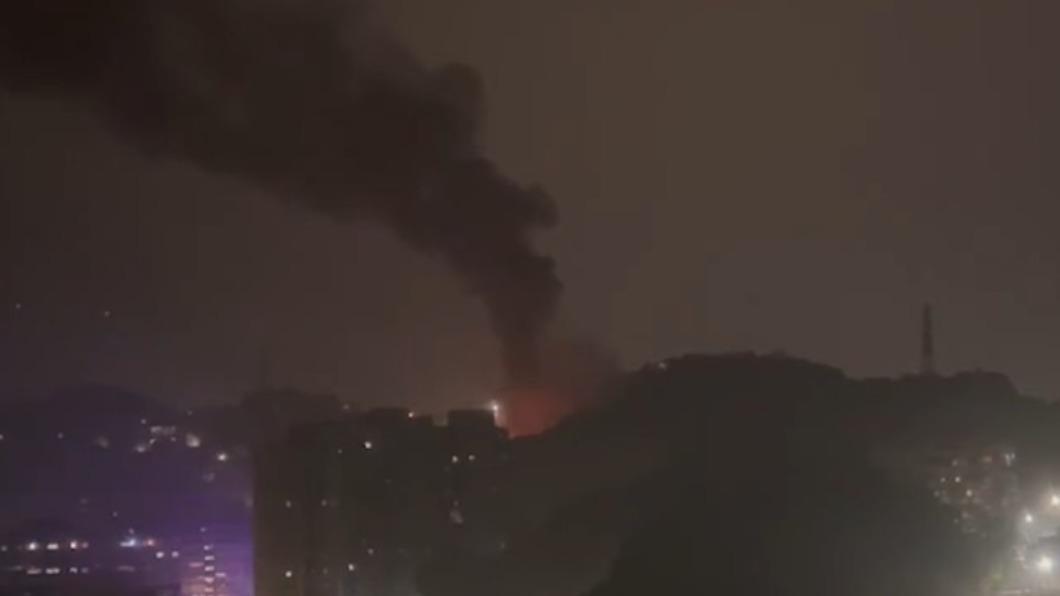 基隆市安和一街上一間石化工廠，在今天２９凌晨發生大火，濃煙直串天際，幾公里外的居民都可看見火光。（圖／基隆市消防局提供）