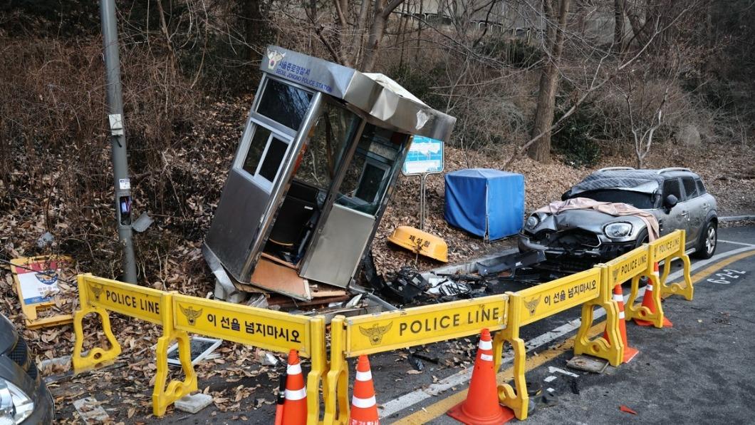 俄羅斯駐南韓大使官邸前的站哨崗遭一輛轎車「撞到鏟起」。（圖／翻攝自韓聯社）