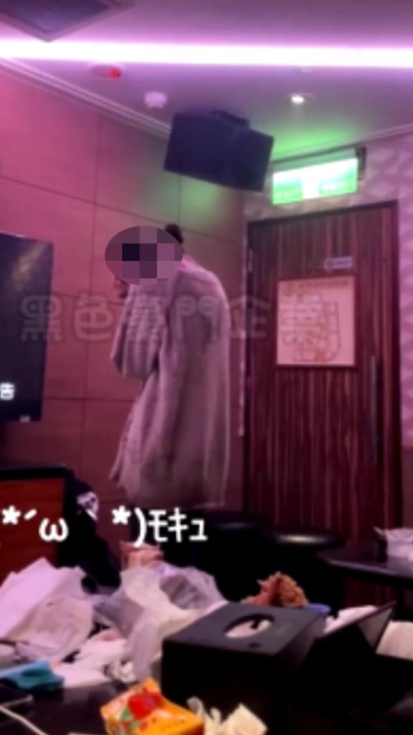 國中妹於KTV包廂遭霸凌。（圖／翻攝自黑色豪門企業）