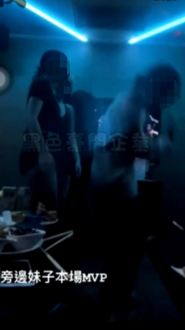 多名飛妹霸凌少女對她賞巴掌。（圖／翻攝自黑色豪門企業）