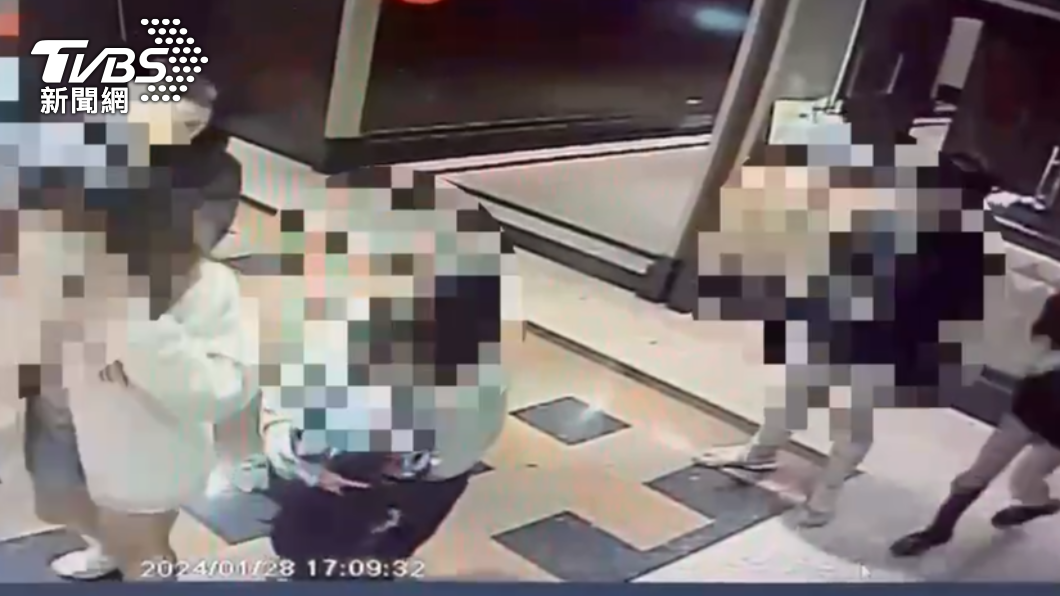 警方調閱監視器後將動手四名少女通知到案。（圖／TVBS）