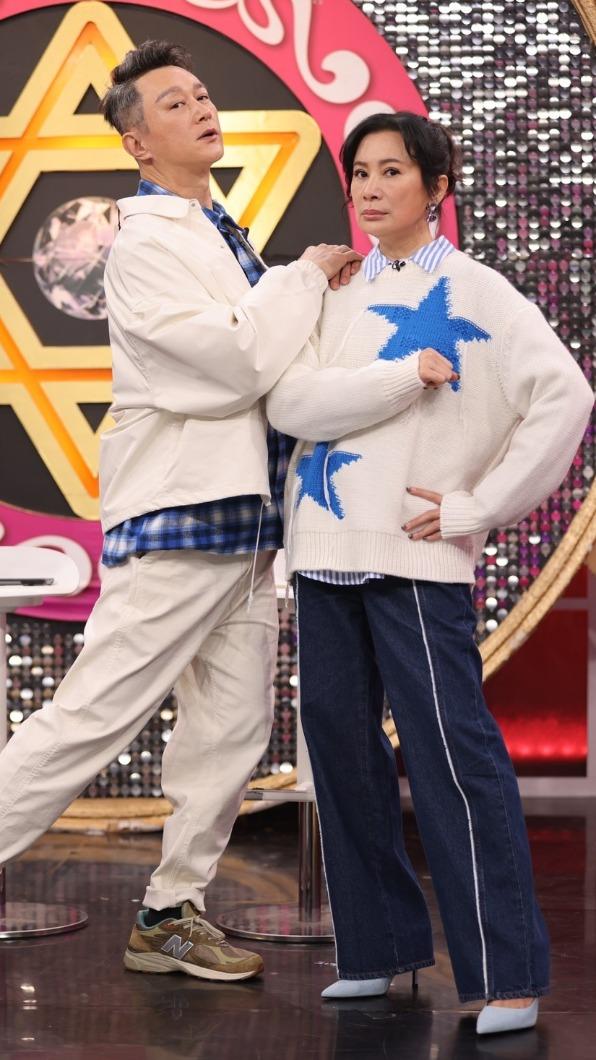 陳亞蘭(右)和何篤霖主持《命運好好玩》默契十足。(圖/JET提供)