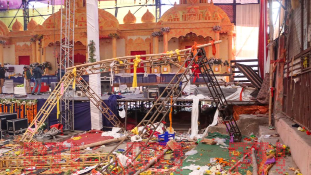 印度知名神廟驚傳舞台倒塌，造成1死17傷。（圖／翻攝自X@PTI_News）