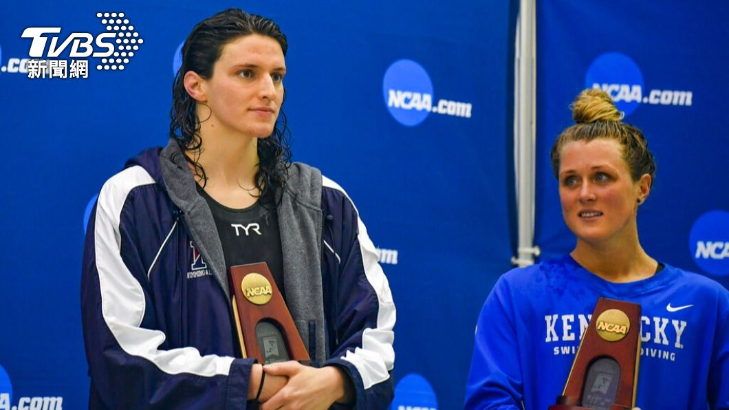 跨性別泳將湯馬斯（左）在NCAA女子組拿到多個冠軍，引爆「生理不公平」爭議。（圖／達志影像美聯社）