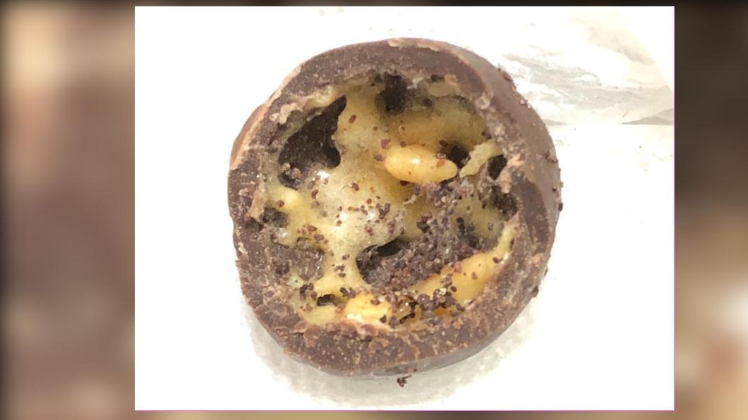 網友PO文在全聯購買的巧克力球驚見蟲卵。（圖／翻攝自Fcebook我愛全聯-好物老實說社團）