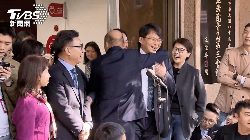 韓國瑜擁抱黃國昌。（圖／TVBS資料照）