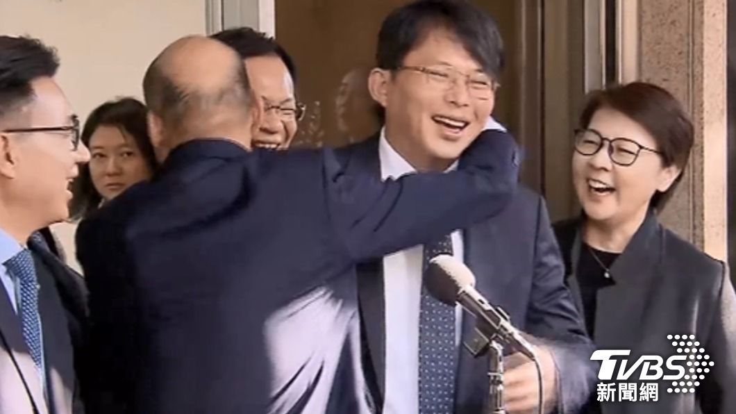 國民黨準立委韓國瑜（左）拜會民眾黨團並擁抱黃國昌（右）。（圖／TVBS）