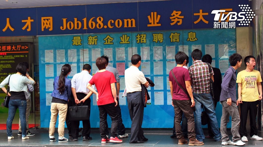 中國的就業市場求職困難，示意圖非當事人。（示意圖／shutterstock達志影像）