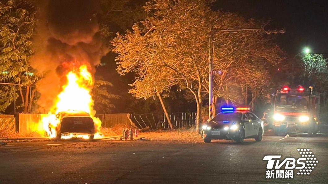 嘉義前日一名男子酒駕自撞護欄，整台BMW猛烈起火燃燒。（圖／TVBS）