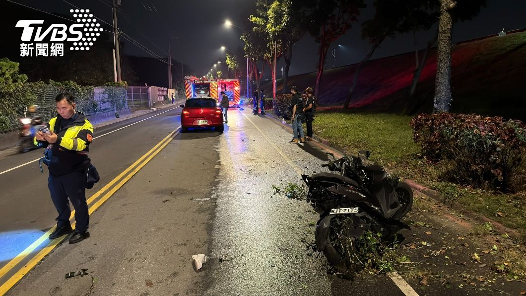 板橋區昨日深夜傳出死亡事故，1名機車女騎士傷重身亡。（圖／TVBS）